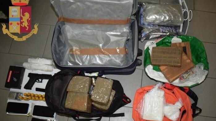 Droga nascosta in casa per mezzo milione. Operaio di 47 anni arrestato dalla polizia