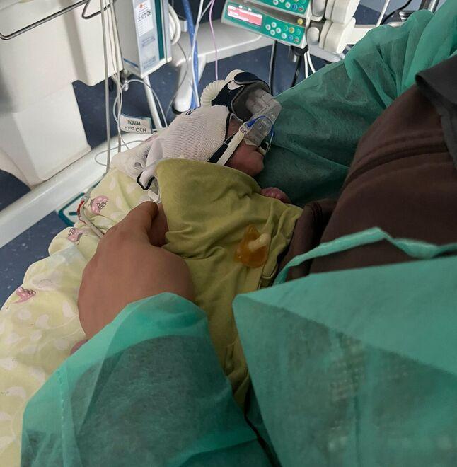 La piccola Ikrame nata di mezzo chilo Tre mesi in ospedale ieri è tornata a casa 