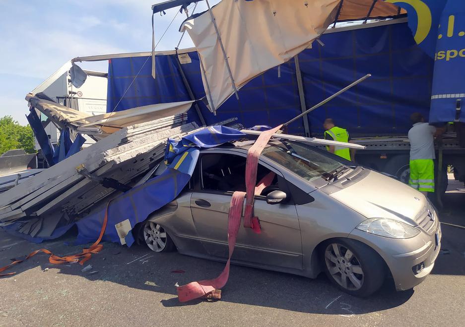 Lastre pesanti sull’auto. Miracolata una donna 