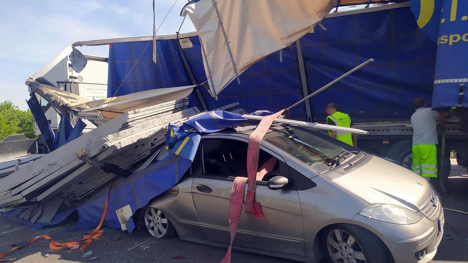 Lastre pesanti sull’auto. Miracolata una donna