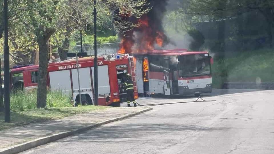 Ventasso, autobus Seta prende fuoco a Cervarezza: salvi 20 studenti e il conducente
