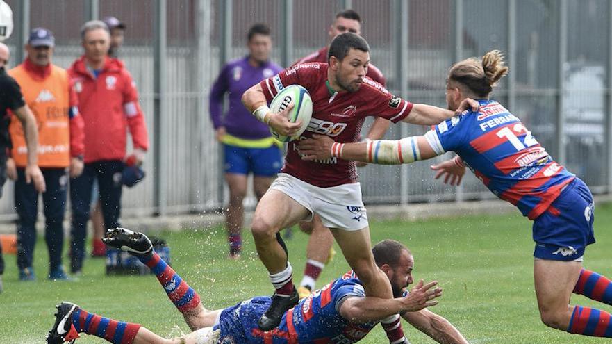 Daniel Newton in azione contro il Rovigo nel match d'andata della semifinale al Mirabello