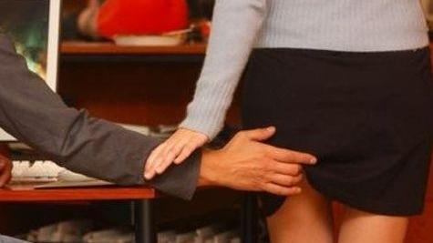 Zona Ceramiche, una dipendente 36enne accusa il datore di lavoro: «Mi maltratta e molesta»