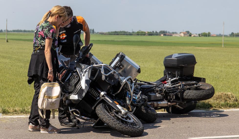 Centra in pieno le moto degli amici e muore. La gita nelle Valli si trasforma in un incubo 