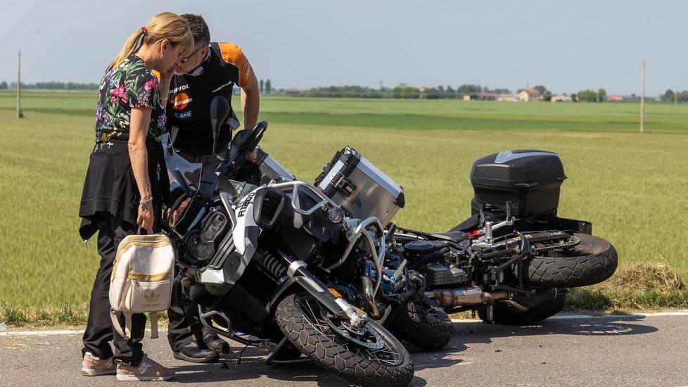 Centra in pieno le moto degli amici e muore. La gita nelle Valli si trasforma in un incubo