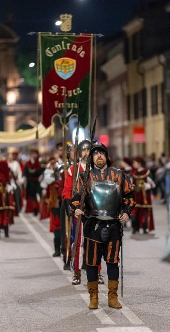 Il Corteo Storico colora la città, Sgarbi in versione Ercole I d’Este