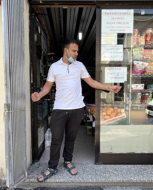 Assalto notturno al market, danni e paura in centro 