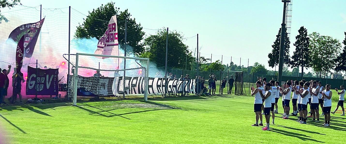 La carica di oltre 250 tifosi per spingere la Reggiana nell’avventura dei playoff