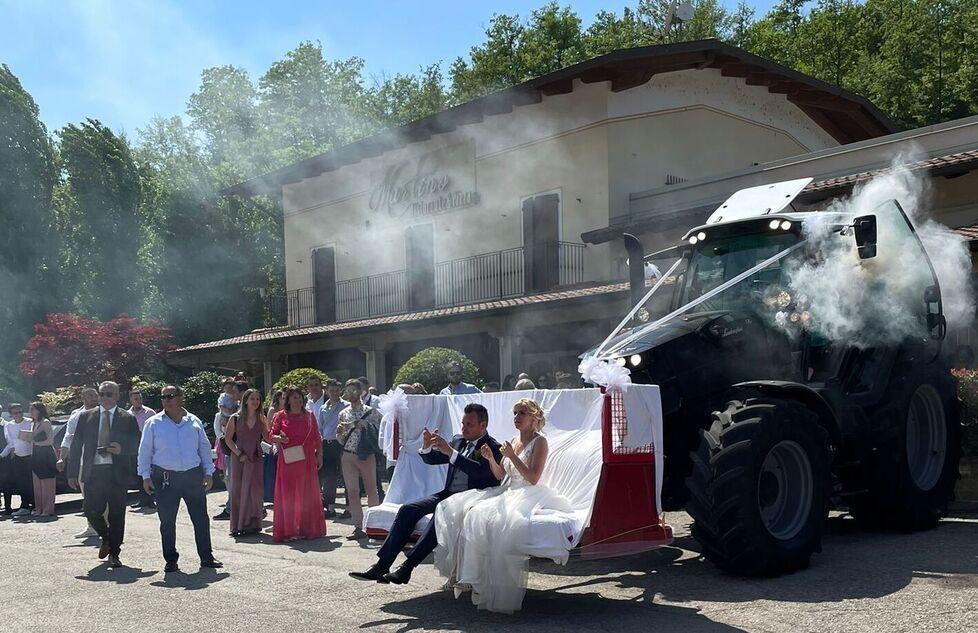 Pavullo. Matrimonio agreste con sfilata di trattori e sposi sulla benna 