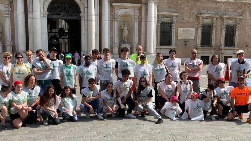 Modena. Di corsetta per pulire i Giardini Ducali e poi la Festa dell’acqua con gli studenti