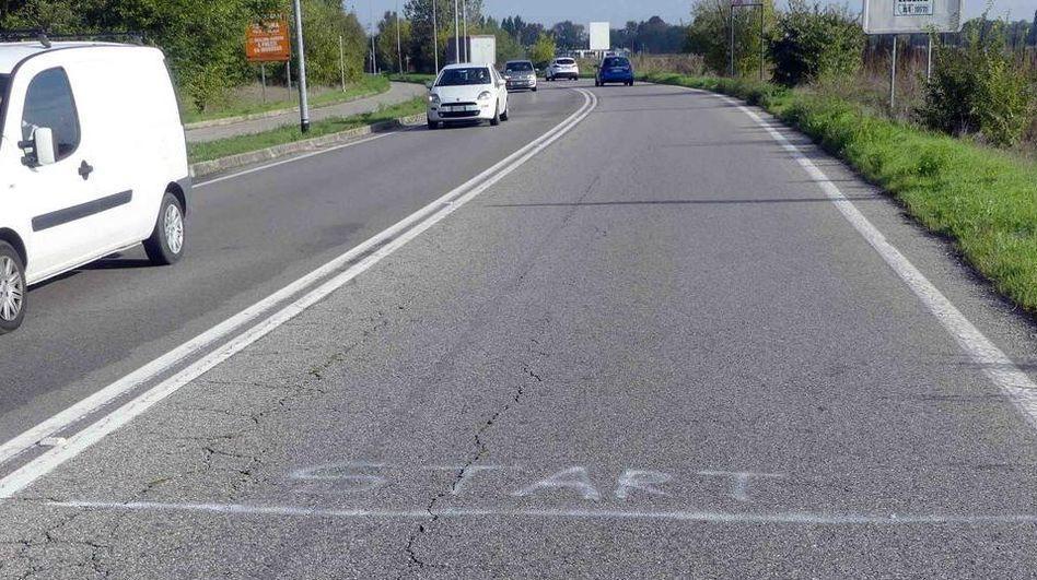 Folli corse e impennate: a Ferrara via Caretti diventa un circuito per le moto 