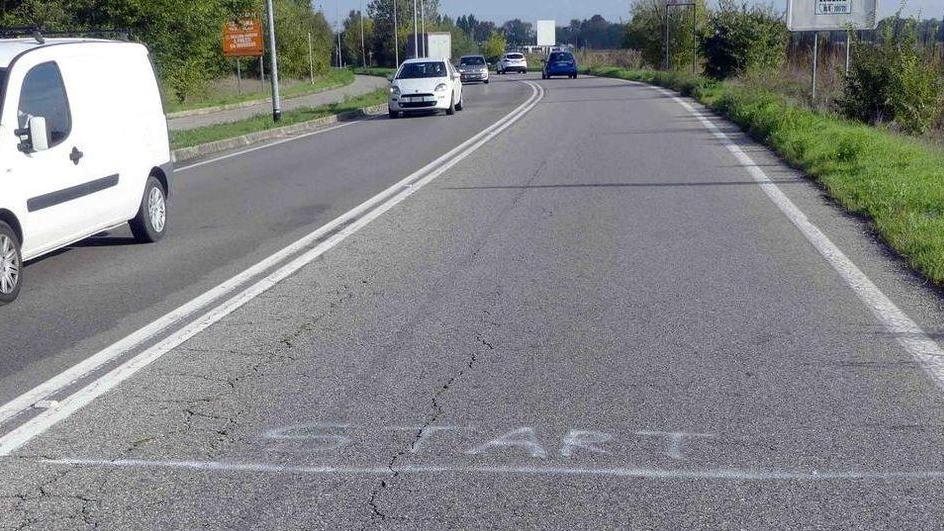 Folli corse e impennate: a Ferrara via Caretti diventa un circuito per le moto