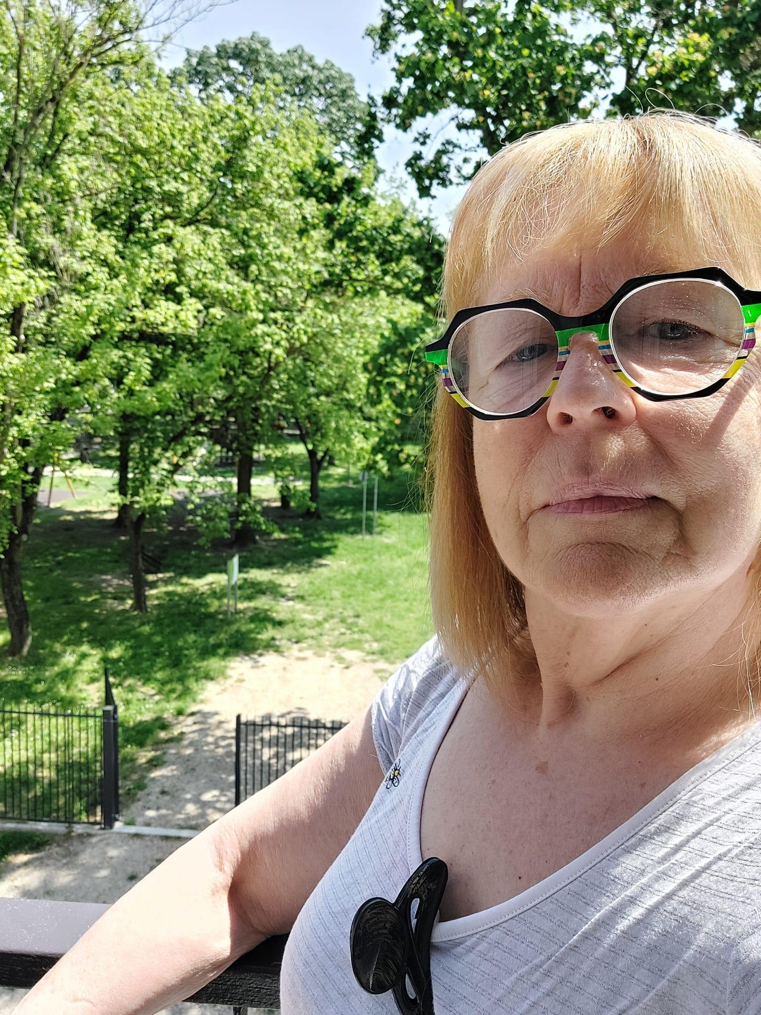 La donna aggredita da una cornacchia