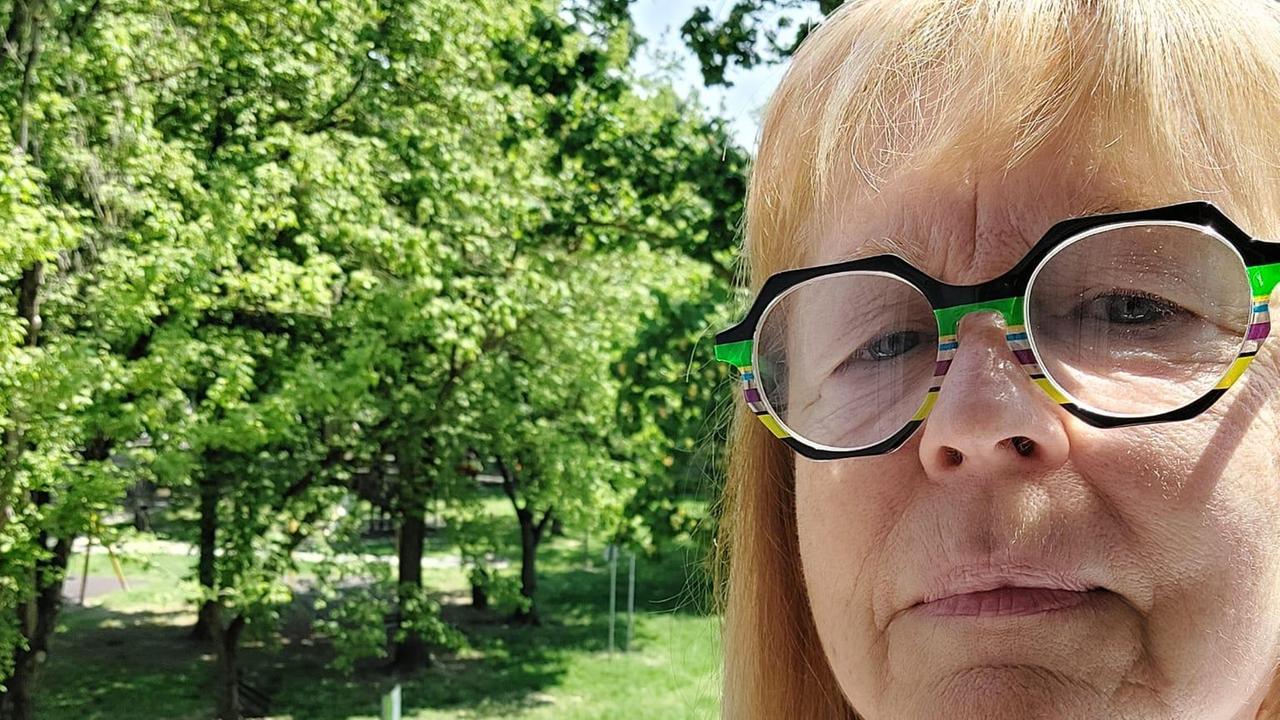 La donna aggredita da una cornacchia