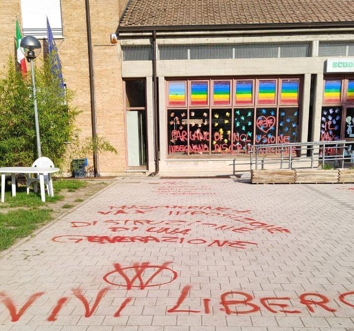 Reggio Emilia, scritte "no vax" alla scuola Calvino