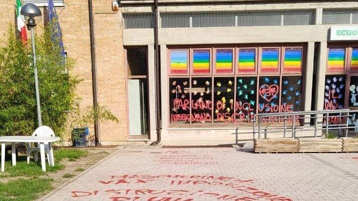 Reggio Emilia, scritte "no vax" alla scuola Calvino