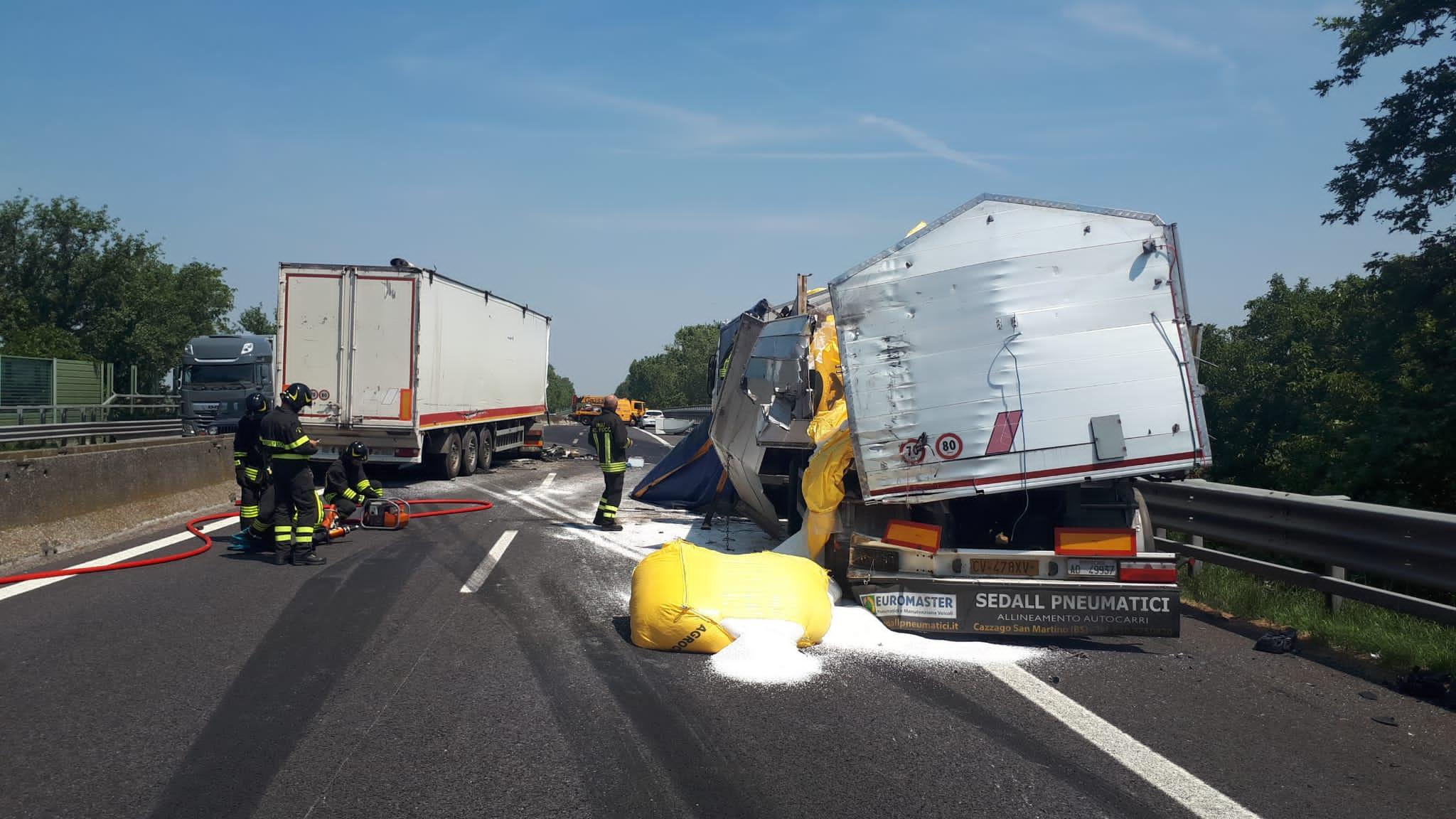 Lo scontro tra due camion in A13