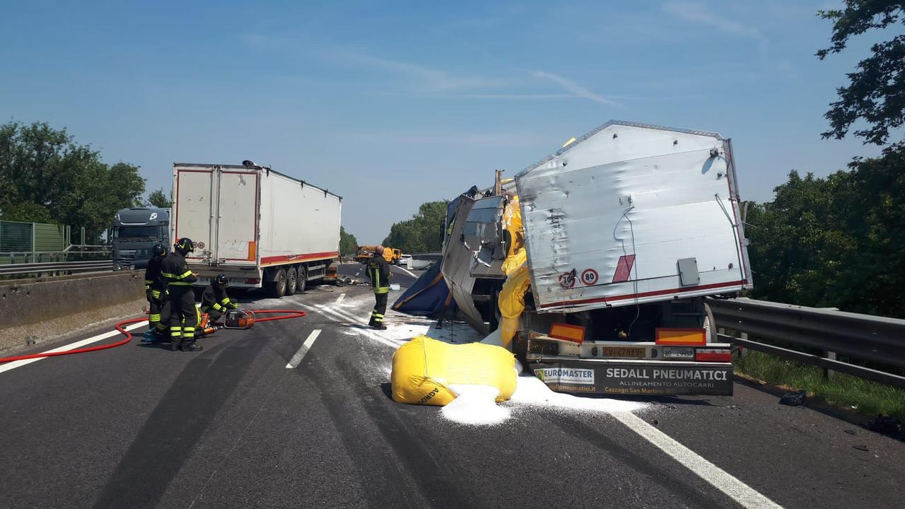 Lo scontro tra due camion in A13