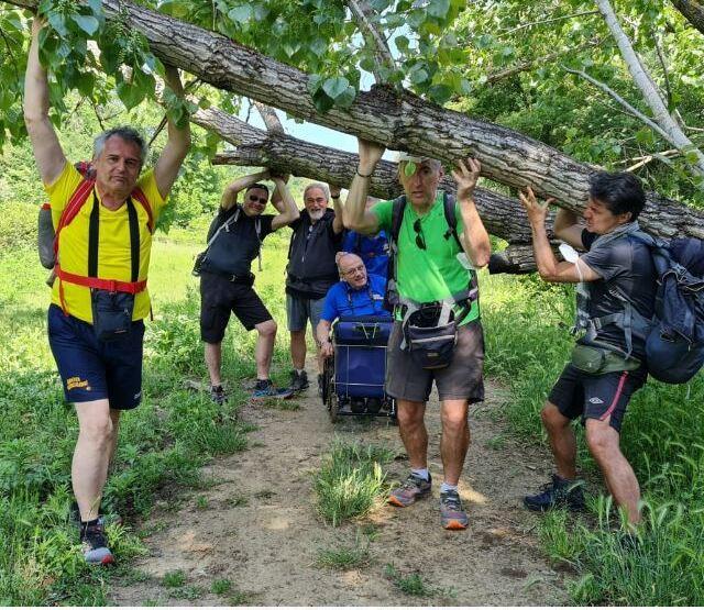 Sassuolo Tutti insieme a  Roma sulla via Francigena spingendo un amico in carrozzina 