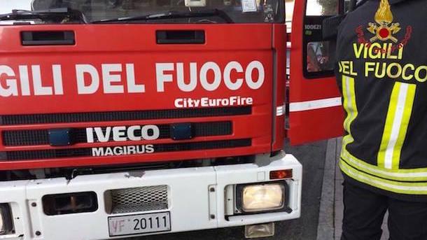 Modena, Bambino chiuso in auto salvato dai pompieri