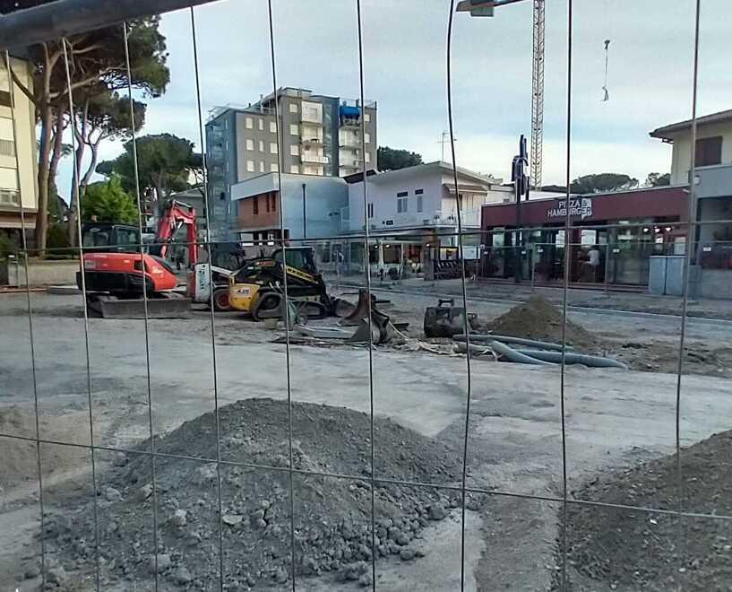 Lido Estensi, turismo nel vivo ma i lavori sono fermi: «Troppi ritardi, danni per il commercio» 