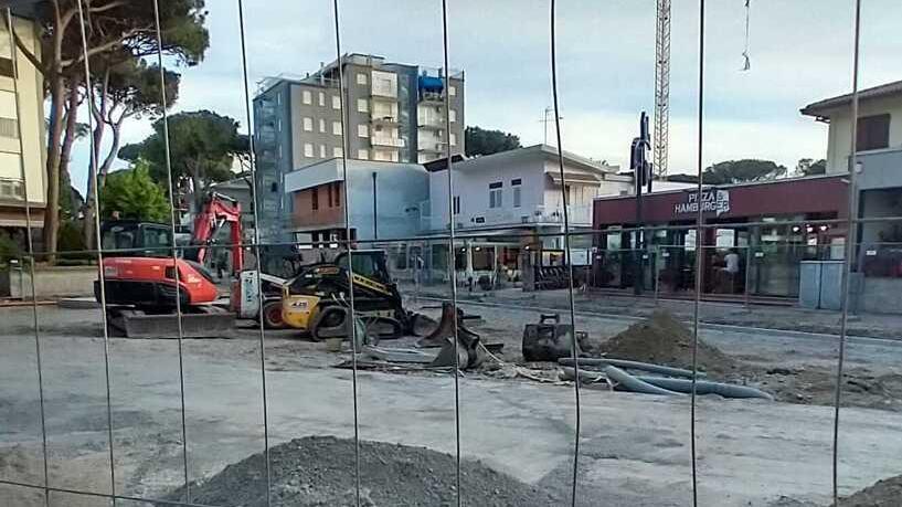 Lido Estensi, turismo nel vivo ma i lavori sono fermi: «Troppi ritardi, danni per il commercio»