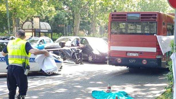Modena, tragedia sui viali: attraversa la strada investita e uccisa da un autobus