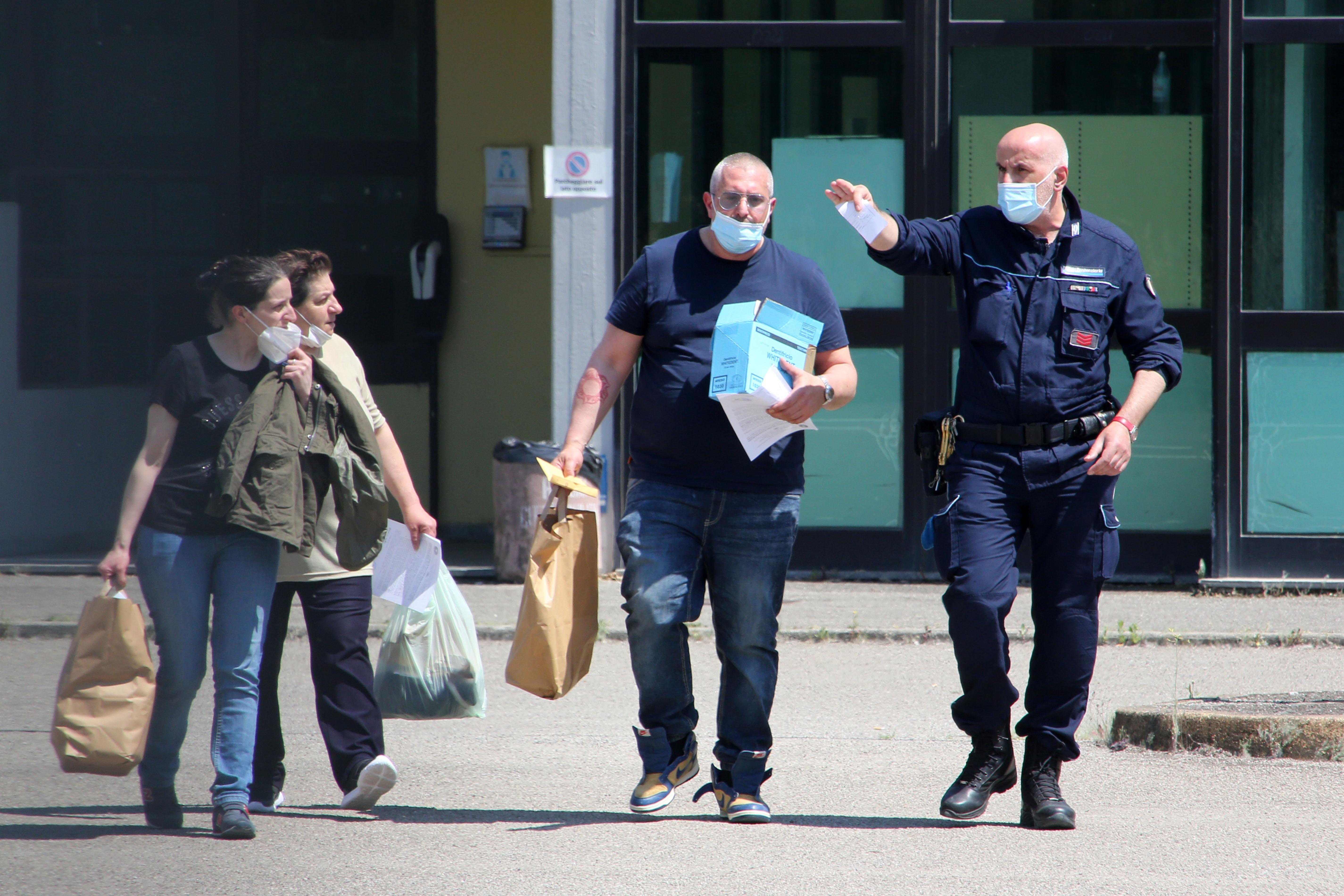 I tre all'uscita dal carcere
