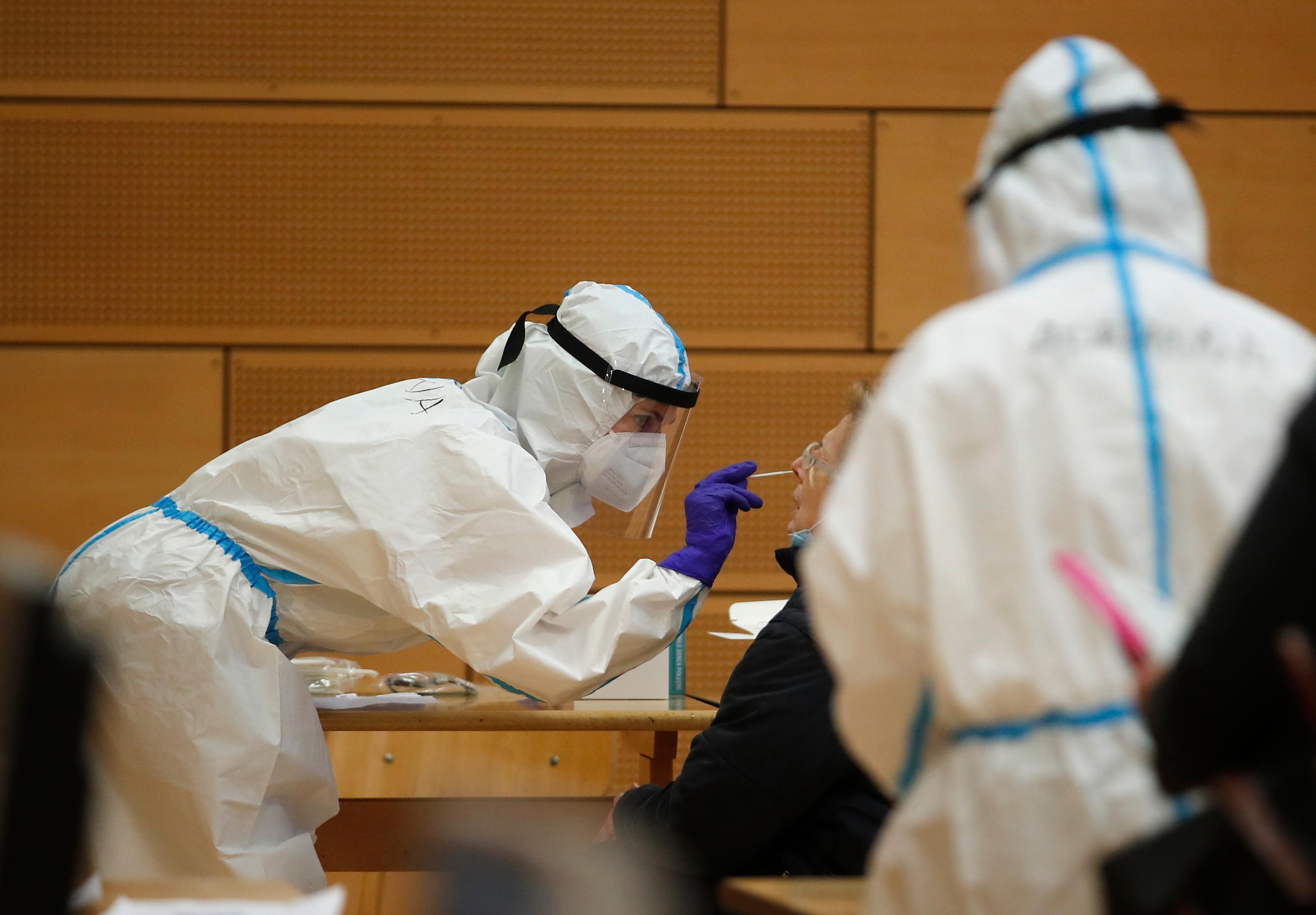 Covid in Emilia Romagna, bollettino del 18 maggio: 2835 casi e 12 morti Nel Modenese 464 casi e 3 deceduti