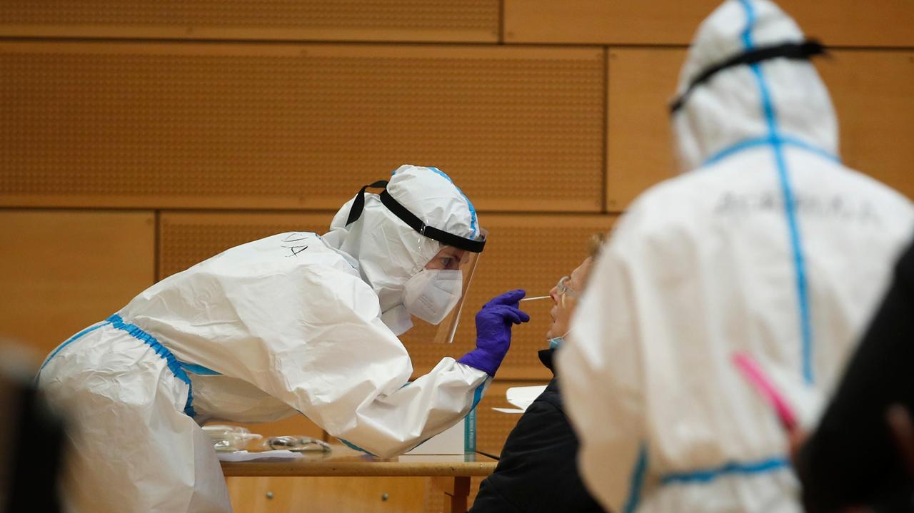 Covid in Emilia Romagna, bollettino del 18 maggio: 2835 casi e 12 morti Nel Modenese 464 casi e 3 deceduti