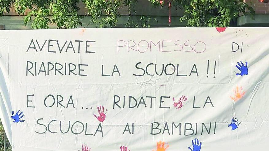 Protesta dei genitori a Casalgrande per la scuola d’infanzia chiusa