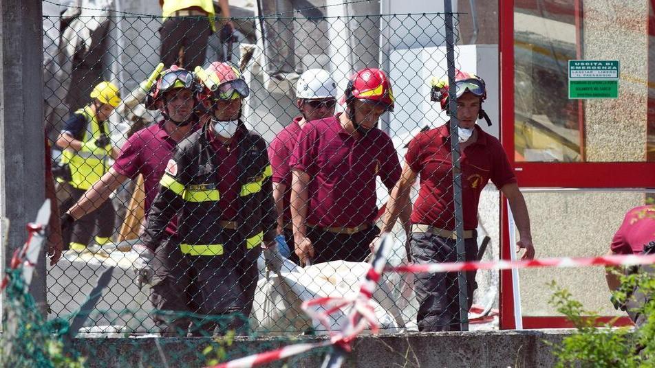 Terremoto nella Bassa. Morti nel crollo della Haemotronic dieci anni fa Risarciti i familiari di due vittime: 1,5 milioni di euro