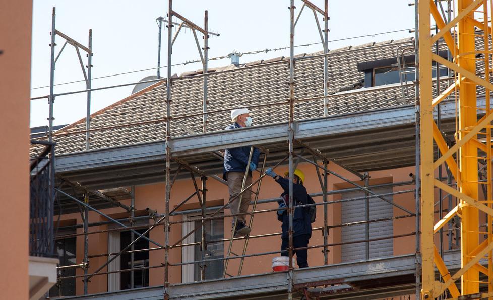 Ferrara, morto dopo la caduta dal ponteggio: due perizie per la causa del decesso 