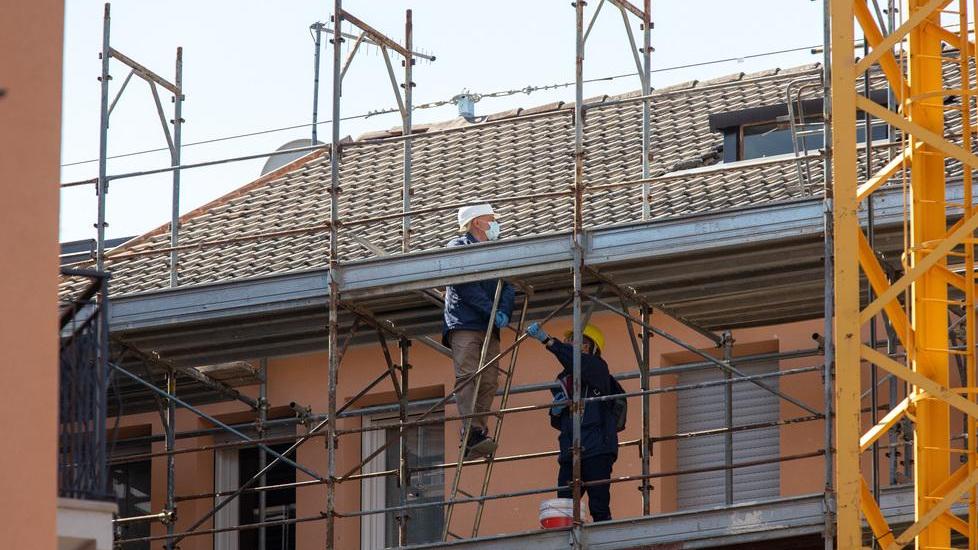 Ferrara, morto dopo la caduta dal ponteggio: due perizie per la causa del decesso