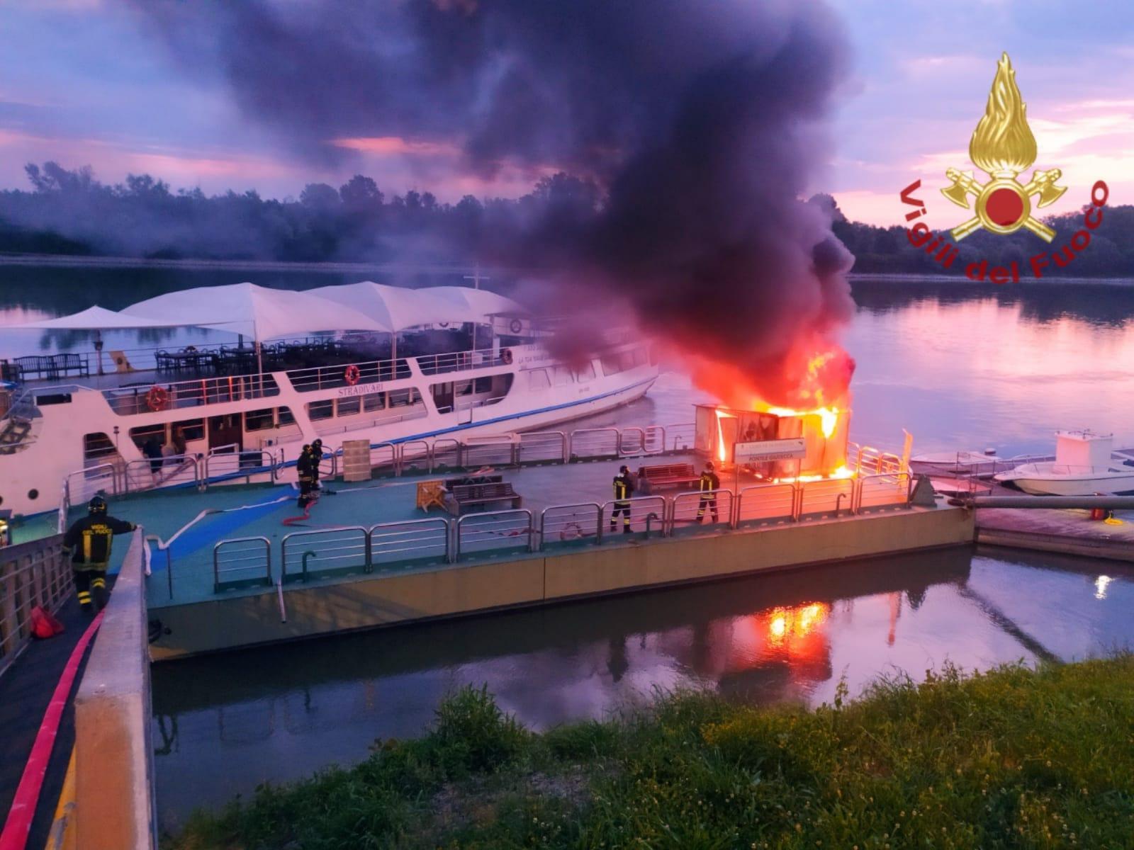 Boretto: incendio sul pontile Giudecca, in salvo la Stradivari 