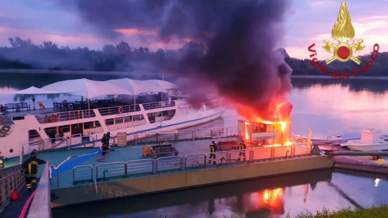 Boretto: incendio sul pontile Giudecca, in salvo la Stradivari