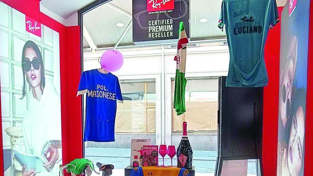 A Reggio Emilia le vetrine si tingono di rosa. «Facciamo rinascere il centro»