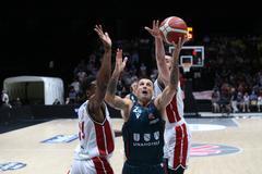 Il leader biancorosso Andrea Cinciarini a canestro in Gara 3 contro Milano