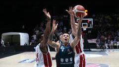 Il leader biancorosso Andrea Cinciarini a canestro in Gara 3 contro Milano