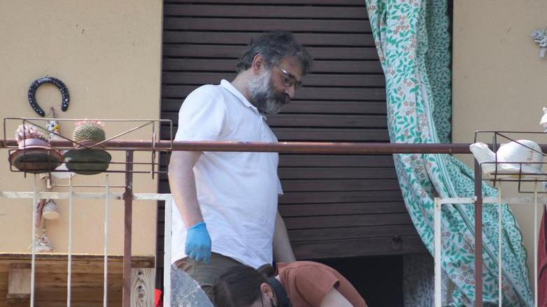 Modena Sistema il vetro del balcone 60enne precipita e muore