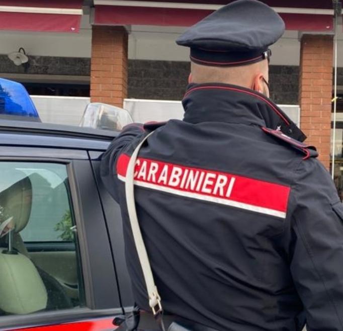 Evitata tragedia in una scuola del Modenese: vuole buttarsi, bidella  salva dodicenne