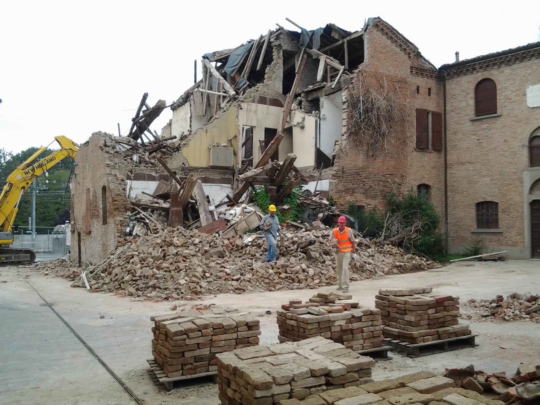 Terremoto in Emilia. La notte in cui la terrà tremò Una cicatrice profonda che resta 