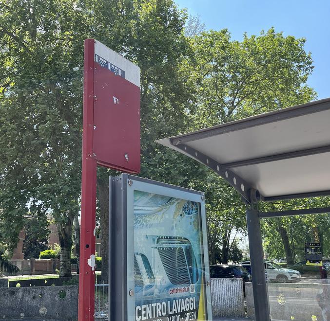 Ferrara. Fermate e pensiline, quando aspettare il bus diventa l’arte di ingegnarsi 