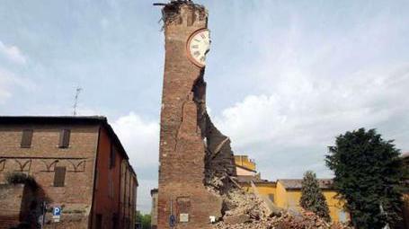 Terremoto Emilia, il simbolo: la torre di Finale  a metà vissuta 12 ore 