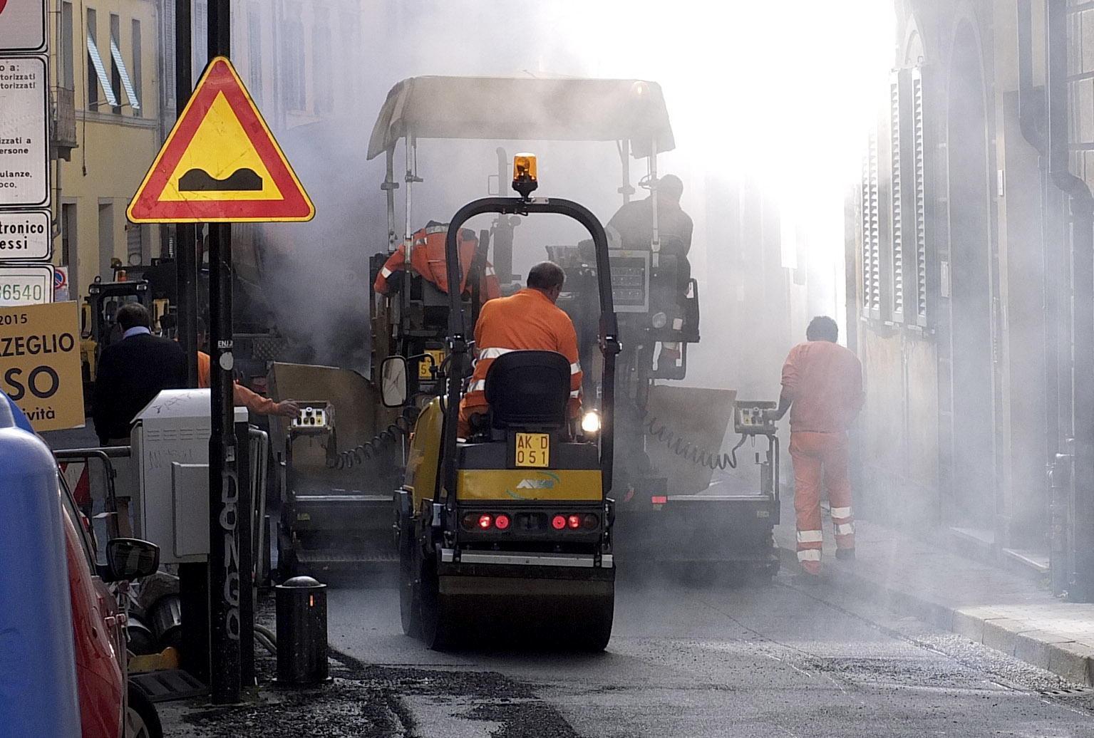 Lavori di riasfaltatura (foto archivio)