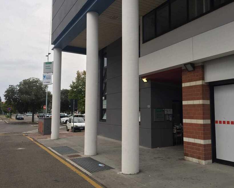 Modena Prelievi dalla Rotonda a Minutara Insorgono i cittadini: «È scomodo» 