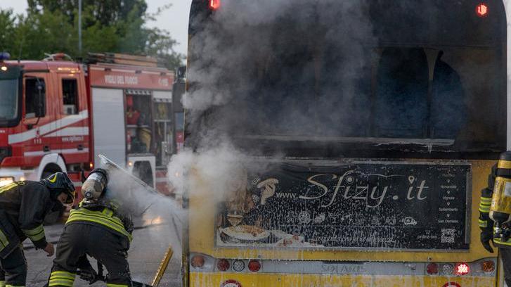 Modena, l'allarme dei sindacati: «Troppi bus in fiamme Serve subito un piano per la manutenzione»