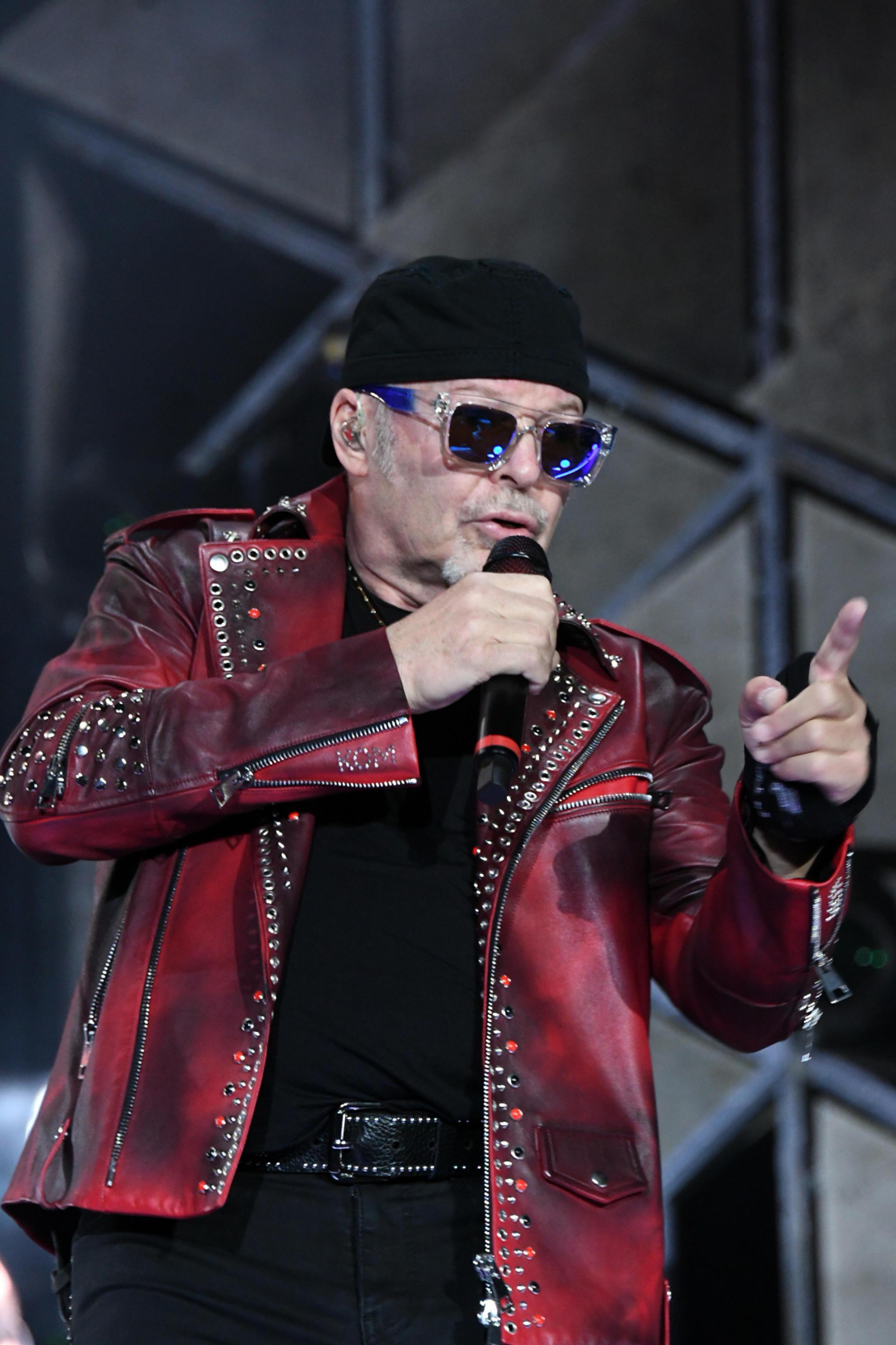 Trento, ...e finalmente torna Vasco che urla. "Pace, amore e musica" Trionfo davanti a 120 mila spettatori