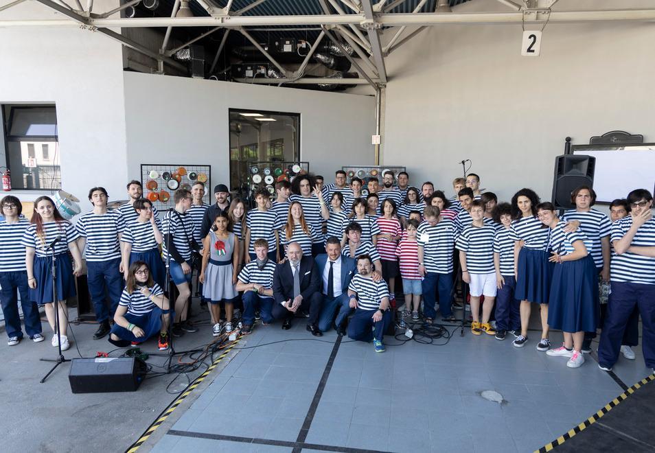 Finale Emilia Paola Andrea, Michele e tutta la Rulli Frulli: l’inno esalta Mattarella 