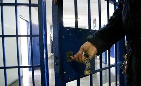 In cella con il mini telefonino, detenuto scoperto e arrestato dagli agenti 